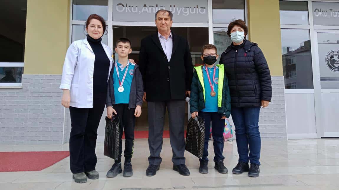 Karate Müsabakalarında dereceye giren öğrencillere ödül