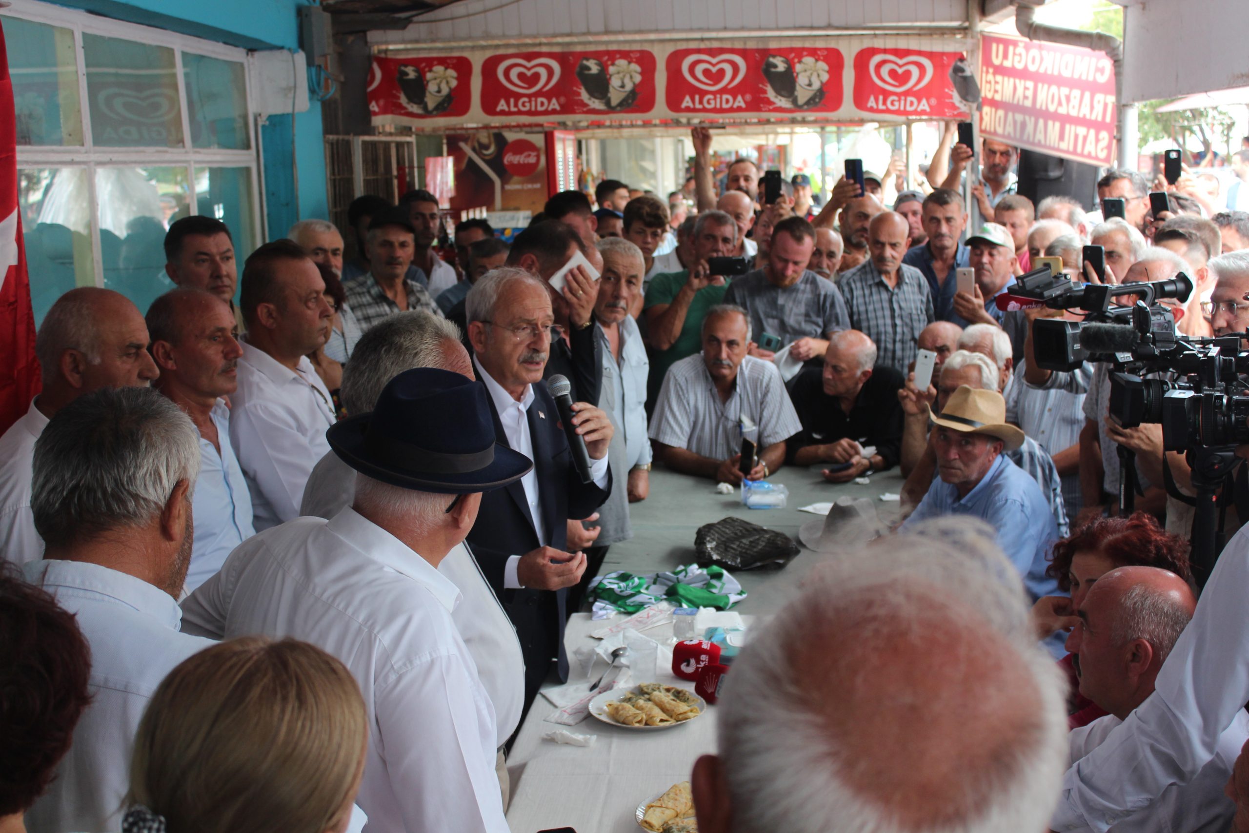 Kılıçdaroğlu çiftçinin sorunlarını dinledi