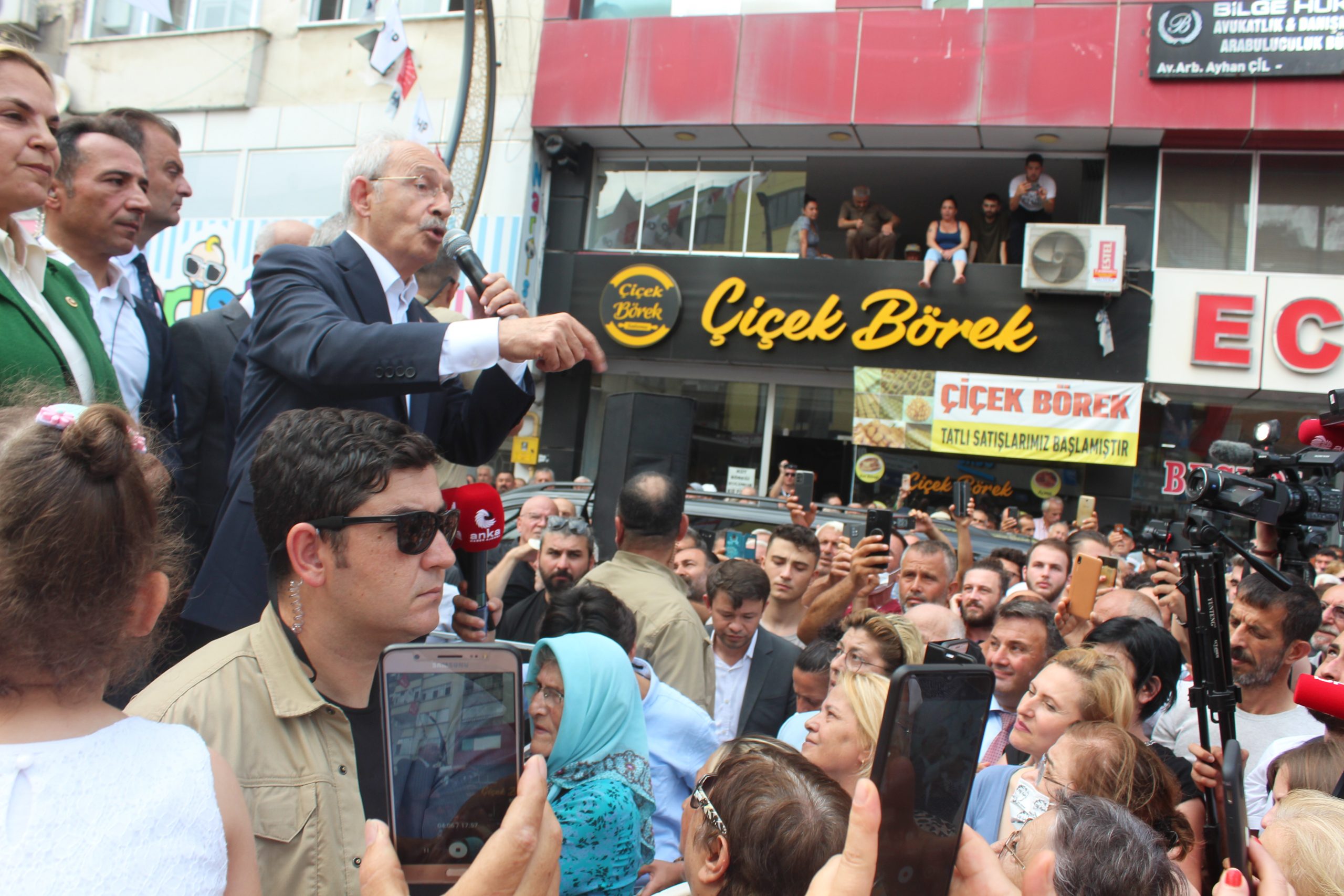 CHP Lideri Bafra’lılara miting havasında seslendi