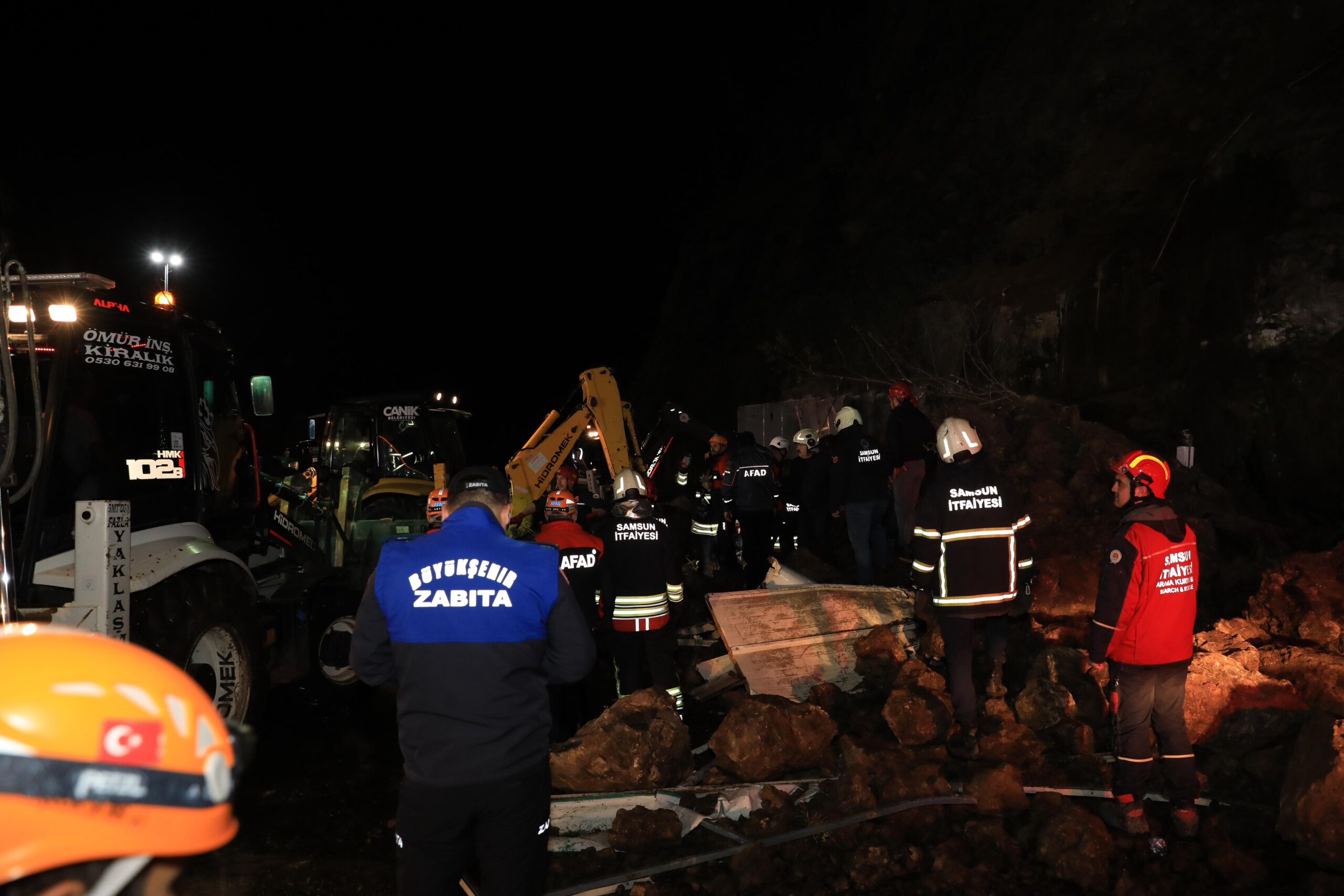 Samsun Canik’te Korkunç Heyelan 1 kişi kurtarıldı, 3 kişi göçük altında!
