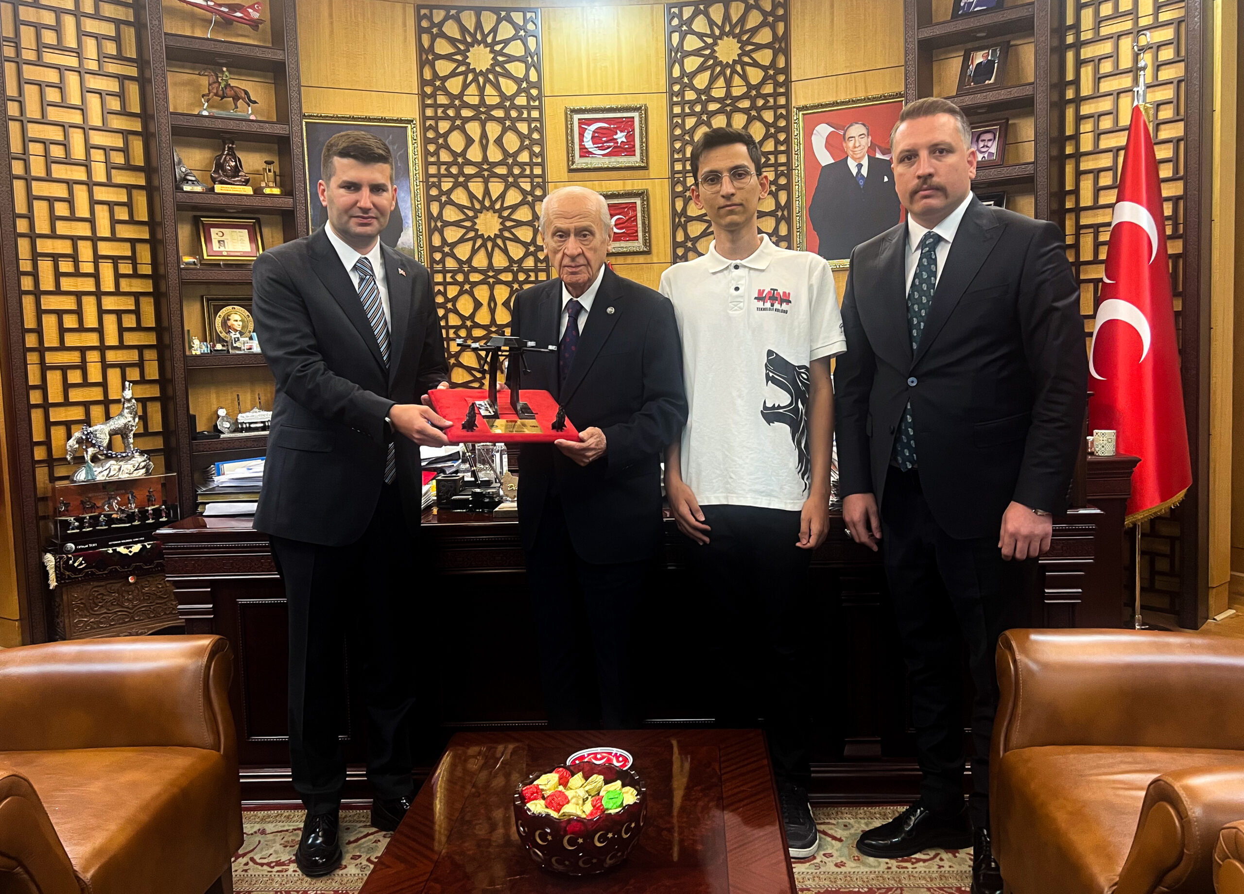 Bahçeli’ye Yerli İHA “TÜRKHAN” Takdim Edildi