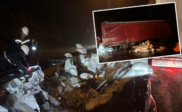 Samsun’da Tır Bariyerlere Çarptı, Yükler Yola Saçıldı