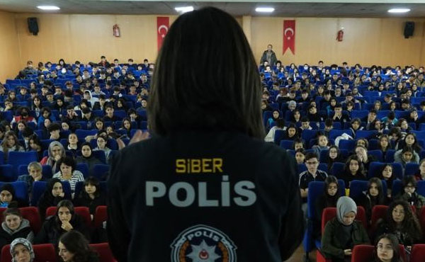 Samsun Polisi Bilgilendirme İçin Sahada
